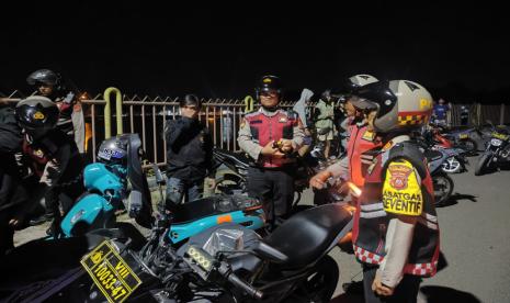 Polres Indramayu bersama petugas gabungan melaksanakan patroli skala besar dalam rangka Operasi Lilin Lodaya 2024, Selasa (31/12/2024) malam. 