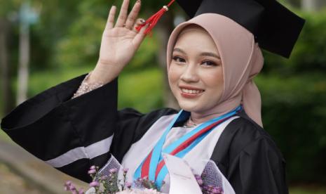 Irma Ayu Noviani, lulusan Program Studi Sistem dan Teknologi Informasi Cyber University, berhasil meraih penghargaan sebagai Wisudawan Berprestasi dalam Wisuda ke-3 Cyber University. 