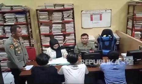 Kepolisian Resor Kota Besar (Polrestabes) Bandung menangkap tiga remaja terduga pelaku pelecehan seksual terhadap dua turis asal Singapura di Jalan Braga, Bandung 