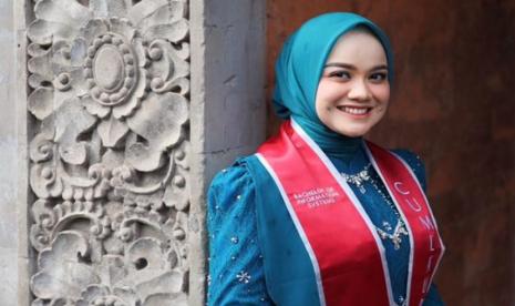 Cyber University dengan bangga mengumumkan salah satu wisudawati terbaiknya, Windi Indah Purnamasari, dari Program Studi Sistem Informasi yang lulus dengan predikat Cum Laude berkat IPK 3,95.