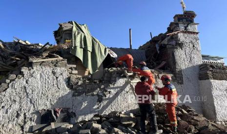 Dalam foto yang dirilis oleh Kantor Berita Xinhua ini, petugas penyelamat mencari korban selamat setelah gempa bumi di Kecamatan Changsuo, Dingri, Xigaze, Daerah Otonomi Tibet, China barat daya pada Selasa, 7 Januari 2025.