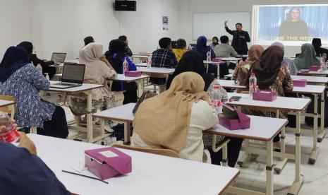 Universitas Nusa Mandiri (UNM) kembali menegaskan perannya sebagai pelopor pendidikan berbasis teknologi melalui seminar Pahlawan Inovator yang sukses diselenggarakan pada Kamis, 19 Desember 2024. 