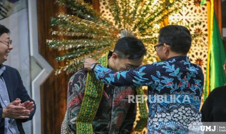 Wakil Rektor I UMJ Dr memberikan cenderamata berupa selempang ke LX International J.K. Kim pada acara pembukaan Global Leaders Program 2025 di Auditorium Kasman Singodimedjo FISIP UMJ, Kamis (9/01/2025)