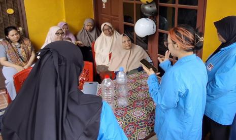 Mahasiswa Universitas Nusa Mandiri (UNM) yang tergabung dalam tim pengabdian masyarakat menggelar pelatihan pembuatan pestisida nabati berbahan dasar limbah kulit bawang di Kampung Rawabacang, RT07/RW013, Kelurahan Jatirahayu, Kecamatan Pondok Melati, Bekasi.