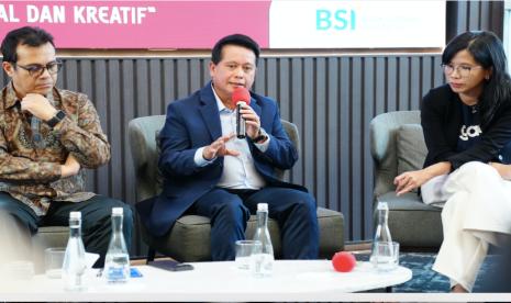 Direktur Utama PT Bank Syariah Indonesia Tbk (BSI) Hery Gunardi (tiga dari kiri) menyampaikan tingginya pengguna superapss BYOND by BSI yang mencapai 3 Juta pengguna dalam waktu 2 bulan.