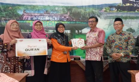 Rumah Zakat berkolaborasi bersama Dinas Pendidikan Pemuda dan Olahraga Kabupaten Kulon Progo menyalurkan ratusan paket Alquran kepada para siswa muslim di Kulon Progo.