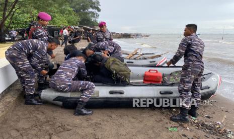 Marinir TNI AL bersiap bertolak dari Tanjung Pasir untuk membongkar pagar laut di Tanjung Pasir, Kecamatan Teluk Naga, Kabupaten Tangerang, Banten, Sabtu (18/1/2025).