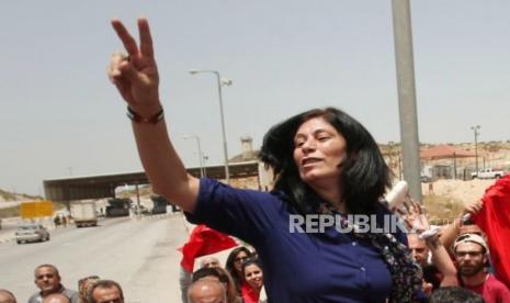 Pejuang Palestina Khalida Jarrar saat dibebaskan di Tepi Barat.