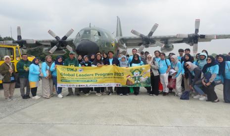 Rombongan mahasiswa dan dosen Universitas Muhammadiyah Jakarta (UMJ) menumpangi pesawat Hercules menuju Lombok, NTB, Jumat (17/1/2025).