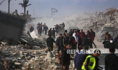 Pengungsi Palestina meninggalkan Khan Younis untuk kembali ke Rafah, menyusul gencatan senjata antara Hamas dan Israel, di Jalur Gaza, Ahad, 19 Januari 2025. 