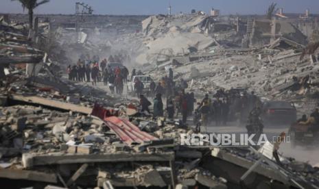 Pengungsi Palestina meninggalkan Khan Younis untuk kembali ke Rafah, menyusul gencatan senjata antara Hamas dan Israel, di Jalur Gaza, Ahad, 19 Januari 2025. 