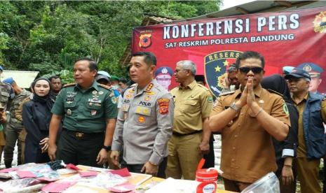 Bupati Bandung Dadang Supriatna mengapresiasi langkah Polresta Bandung yang berhasil menggerebek dan menutup lokasi penambangan emas ilegal di Kecamatan Kutawaringin, Senin (20/1/2025).