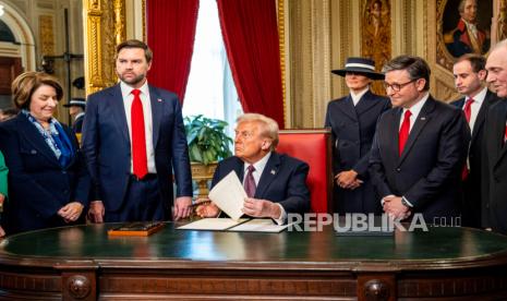 Presiden Donald Trump, tengah, mengikuti upacara penandatanganan di Ruang Presiden di US Capitol, Washington, usai pelantikan, Senin, 20 Januari 2025.