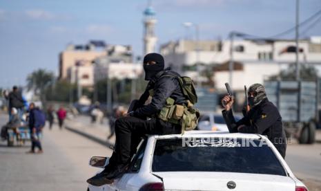 Anggota Brigade Izzedine al-Qassam, sayap militer Hamas, mengambil bagian dalam parade merayakan gencatan senjata di Deir al-Balah, Jalur Gaza, Ahad , 19 Januari 2025.