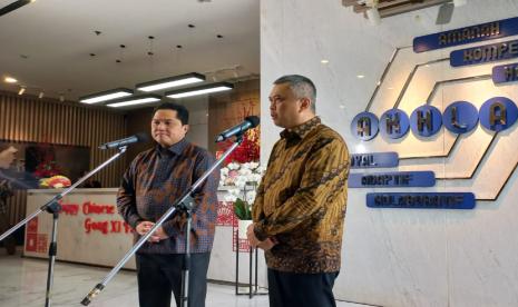 Menteri BUMN Erick Thohir dan Menteri Perhubungan Dudy Purwagandhi saat konferensi pers terkait persiapan Angkutan Lebaran 2025 di kantor Kementerian BUMN, Jakarta, Selasa (21/1/2025). 