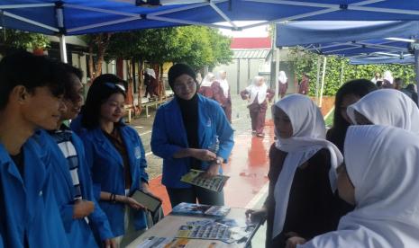 Beasiswa Jalur Undangan dari Universitas Bina Sarana Informatika (UBSI) Kampus BSD jadi daya tarik di Edufair SMK Letris 1 Tangerang Selatan.