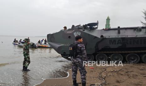 TNI Al terjunkan tank amfibi jenis LVT-7 2 unit dan KAPA K-61 satu unit, untuk merobohkan pagar laut di Tangerang, Rabu (22/1/2025).