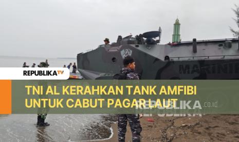 TNI AL menerjunkan dua tank amfibi di kegiatan perobohan pagar laut yang akan dilakukan bersama KKP di Tanjung Pasir, Teluk Naga Kabupaten Tangerang, Rabu (22/1/2025). 