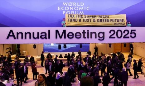 Aktivis Greenpeace menggelar aksi protes di gelaran World Economic Forum di Davos, Swiss, Selasa (21/1/2025). 