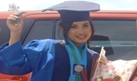 Wisudawan Fakultas Ekonomi dan Bisnis (FEB) Universitas Bina Sarana Informatika (UBSI) ini berhasil menyelesaikan kuliah dengan predikat cumlaude, membukukan IPK 3.75, sambil bekerja sebagai barista.