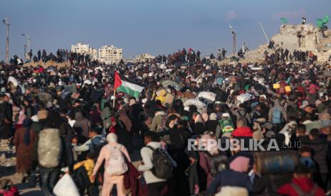 Ribuan pengungsi Palestina tiba di Jalur Gaza utara menyusul mundurnya tentara Israel, Senin, 27 Januari 2025. 