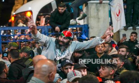 Tahanan Palestina disambut saat mereka keluar dari bus Palang Merah setelah dibebaskan dari penjara Israel, di kota Ramallah, Tepi Barat, Sabtu 1 Februari 2025.