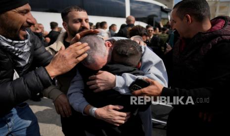 Tahanan Palestina disambut saat mereka keluar dari bus Palang Merah setelah dibebaskan dari penjara Israel, di kota Ramallah, Tepi Barat, Sabtu 1 Februari 2025.