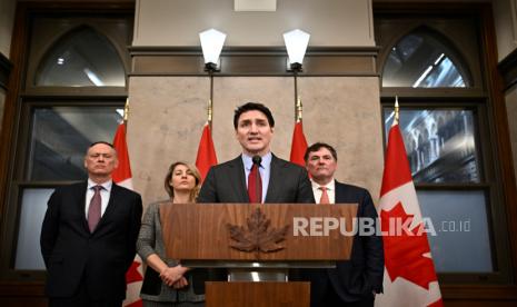 Perdana Menteri Kanada Justin Trudeau berpidato menyusul penerapan tarif oleh Presiden AS Donald Trump terhadap Kanada, Meksiko, dan Tiongkok, di Ottawa, Sabtu, 1 Februari 2025.