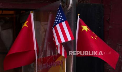 Bendera nasional China dan AS terlihat dipajang di luar toko suvenir di Beijing pada 31 Januari 2025. 