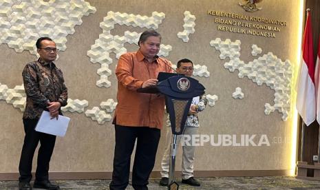 Menteri Koordinator Bidang Perekonomian, Airlangga Hartarto dalam Konferensi Pers terkait Pertumbuhan Ekonomi Kuartal IV  Tahun 2024 di Kantornya, Rabu (5/2/2025).