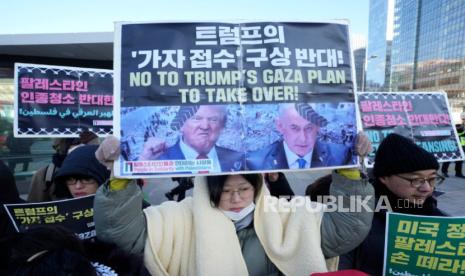 Warga Seoul memprotes usulan Presiden AS Donald Trump untuk Jalur Gaza, di dekat kedutaan AS di Seoul, Korea Selatan, Rabu, 5 Februari 2025.