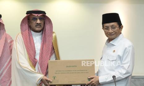 Menteri Agama Nasaruddin Umar menerima 100 ton kurma dari Raja Salman dari Arab Saudi bagi masyarakat Indonesia menjelang bulan Ramadhan, Jumat (14/2/2025).