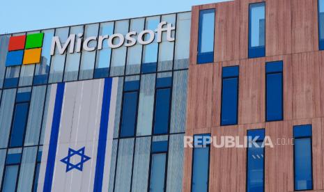 Bendera Israel dikibarkan di kantor Microsoft di sebuah gedung di taman teknologi Gav Yam di Beersheba, Israel, pada Kamis, 30 Mei 2024.