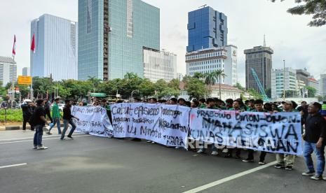 Mahasiswa dari kampus di Jakarta mulai berdatangan ke Patung Kuda, Kawasan Monas, Jakarta, Kamis (20/2/2025) siang. Mereka bersiap mengikuti aksi demonstrasi yang digelar Badan Eksekutif Mahasiswa Seluruh Indonesia (BEM SI) di depan Istana Negara.