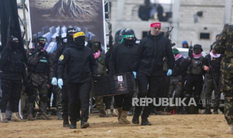 Peti berisi jenazah sandera yang meninggal akibat serangan Israel di Jalur Gaza, sebelum diserahkan oleh kelompok Hamas i Khan Younis, Jalur Gaza selatan, Kamis, 20 Februari 2025.