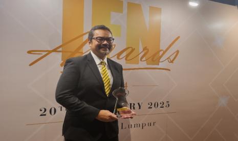 Direktur Unit Usaha Syariah Maybank Indonesia Romy Buchori menunjukkan trofi penghargaan dari IFN Awards 2024 di Kuala Lumpur, Malaysia.