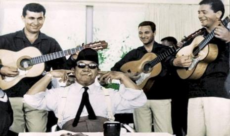 Presiden Sukarno menutup telinga di depan grup band dalam kunjungan ke Yunani pada 1965. Saat itu Bung Karno melarang musik 