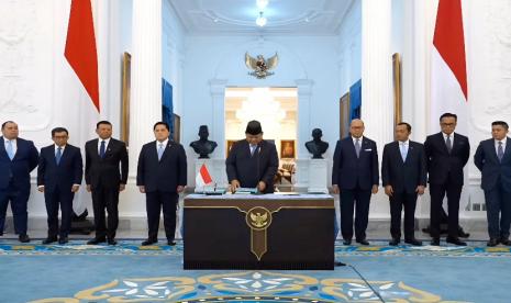 Presiden RI Prabowo Subianto menandatangani Keppres Pengangkatan Dewan Pengawas dan Badan Pelaksana dari Badan Pengelola (BP) Investasi Danantara yang diselenggarakan di Istana Negara, Jakarta, Senin (24/2/2025).