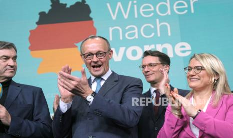 Friedrich Merz (kedua dari kiri) pemimpin Uni Demokratik Kristen (CDU), bertepuk tangan saat berpidato di depan para pendukungnya di markas besar partai di Berlin, Jerman, Ahad, 23 Februari 2025. 