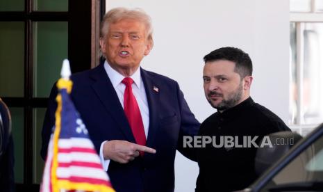 Presiden Volodymyr Zelenskyy dalam pertemuan dengan Presiden AS Donald Trump, tengah, di Ruang Oval Gedung Putih, Jumat, 28 Februari 2025, di Washington.