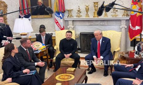 Presiden Volodymyr Zelenskyy dalam pertemuan dengan Presiden AS Donald Trump, tengah, di Ruang Oval Gedung Putih, Jumat, 28 Februari 2025, di Washington.