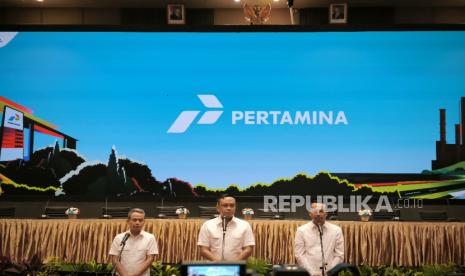 PT Pertamina (Persero) melakukan konferensi pers perihal berbagai respons yang diambil, terkait kasus hukum yang mendera anak usaha BUMN tersebut (PT Pertamina Patra Niaga) di Graha Pertamina, Jakarta, Senin (3/3/2025). Nampak Direktur Utama Pertamina (tengah) Simon Aloysius Mantiri, didampingi Wakil Direktur Utama Pertamina Wiko Migantoro (kiri), PTH Dirut Pertamina Patra Niaga Mars Ega Legowo Putra (kanan). 