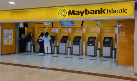 Suasana layanan Maybank Islamic di salah satu pusat perbelanjaan di Kuala Lumpur, Malaysia.