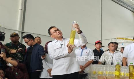 Menteri Perdagangan Budi Santoso mengecek kondisi produksi Minyakita di Karawang, Jawa Barat, Kamis (13/3/2025).