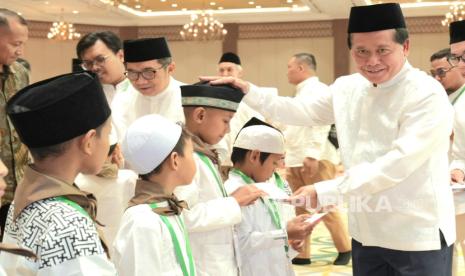 Direktur Utama BSI Hery Gunardi saat pemberian santunan kepada perwakilan anak yatim di JCC Senayan Jakarta, Jumat (14/3/2025). PT Bank Syariah Indonesia Tbk (BSI) memberikan santunan kepada 4.444 anak yatim sebagai bentuk syukur perseroan atas kinerja tahun lalu yang solid dan tumbuh di atas rerata industri. 