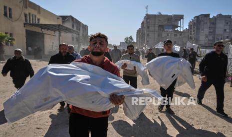 Warga membawa jenazah anggota keluarga Abu Al-Rous, yang syahid ketika serangan udara Israel menghantam tenda pengungsian mereka di Khan Younis, Jalur Gaza selatan, Kamis, 17 April 2025.
