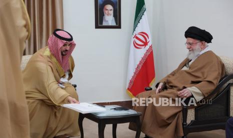 Menteri Pertahanan Saudi Khalid bin Salman mengantarkan pesan dari Raja Saudi ke hadapan pemimpin Iran Ayatullah Ali Khamenei dalam pertemuan di Teheran, Kamis (17/4/2025).
