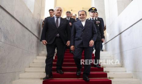 Wakil Perdana Menteri Italia Antonio Tajani (kiri) menyambut Menteri Luar Negeri Iran Abbas Araghchi (kanan) menjelang perundingan nuklir dengan Amerika Serikat di Roma, Italia, 19 April 2025.