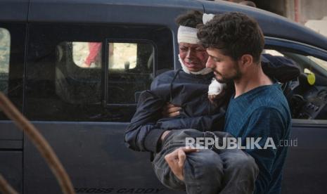 Seorang anak laki-laki yang terluka akibat serangan tentara Israel dibawa ke rumah sakit Al-Shifa di Kota Gaza, Senin, 5 Mei 2025.