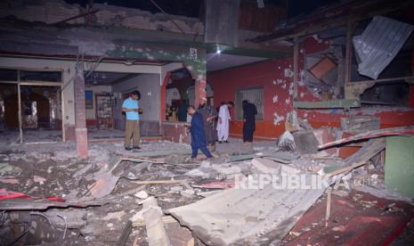 Penduduk setempat memeriksa sebuah bangunan yang rusak akibat serangan rudal India di dekat Muzaffarabad, ibu kota Kashmir yang dikuasai Pakistan, pada Rabu, 7 Mei 2025.